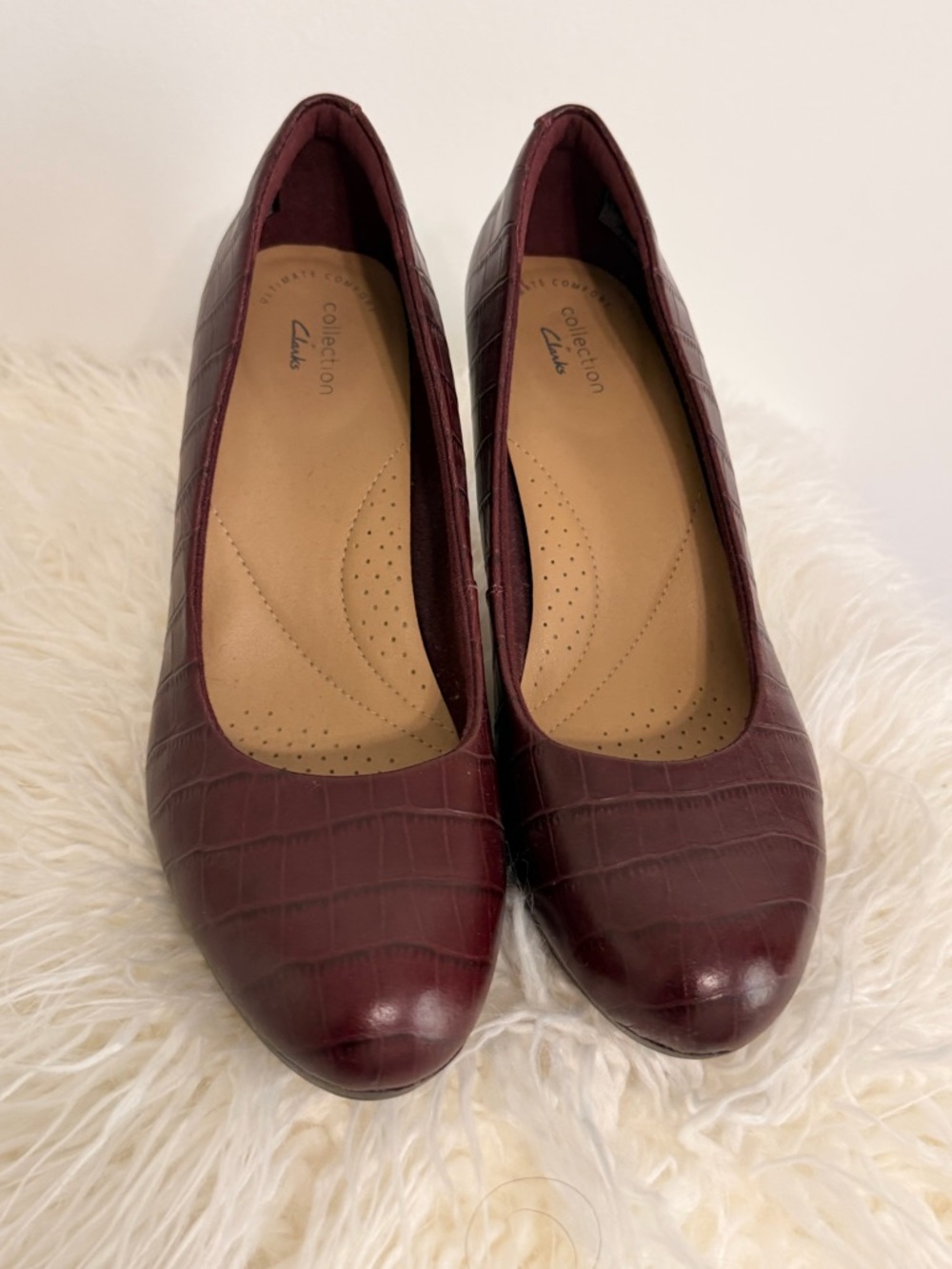 Clarks Women's Burgundy Croc-Embossed Round-Toe Pumps